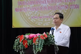 Le président de l’Assemblée nationale Trân Thanh Mân s’exprime en ouverture de la 15e session du Conseil populaire de la province de Binh Phuoc du 10e mandat. Photo : VNA