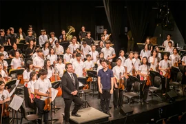 Le chef d'orchestre Phan Dô Phuc et l’Orchestre symphonique des jeunes du Vietnam (VYO). Photo : VYO