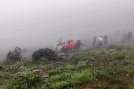 Cette capture d’écran tirée d’une séquence vidéo publiée par le Croissant Rouge iranien le 20 mai 2024 montre des sauveteurs récupérant des corps sur le site de l’accident d’hélicoptère dans une région montagneuse au nord-ouest de l’Iran. Photo : AFP/VNA
