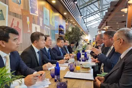 Le ministre vietnamien des Sciences et des Technologies Huynh Thành Dat avec le ministre des Sciences et des Arts de l’État de Hesse, Timon Gremmels, à Francfort.-VNA