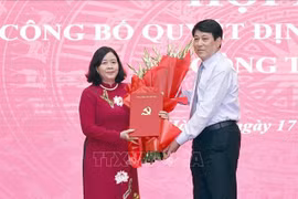 Luong Cuong (à droite), membre du Politburo et également membre permanent du Secrétariat du Comité central du Parti, remet la décision de nomination du Politburo à Bui Thi Minh Hoài, à Hanoi, le 17 juillet. Photo: VNA