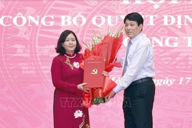 Luong Cuong (à droite), membre du Politburo et également membre permanent du Secrétariat du Comité central du Parti, remet la décision de nomination du Politburo à Bui Thi Minh Hoài, à Hanoi, le 17 juillet. Photo: VNA