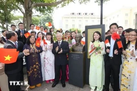 Le secrétaire général Nguyên Phu Trong et les délégués ont chanté une chanson sur le président Hô Chi Minh lors de la cérémonie d’offrande de fleurs au monument du président Hô Chi Minh au Musée des civilisations asiatiques, à Singapour, le 12 septembre 2012. Photo : VNA