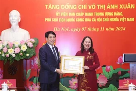 Le président Luong Cuong remet l’Insigne des 30 ans d’appartenance au Parti à la vice-présidente Vo Thi Anh Xuân, à Hanoi, le 7 novembre. Photo: VNA 