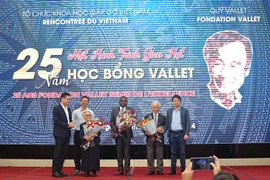 Trois anciens boursiers (de gauche à droite: Nguyên Viêt Long, Nguyên Dinh Hà et Ngô Nhât Minh) expriment leur gratitude aux professeurs Lê Kim Ngoc et Trân Thanh Vân, ainsi qu'au docteur Espéran Padonou, directeur de la Fondation Vallet, à l'occasion du 25e anniversaire de cette organisation. Photo: ICISE