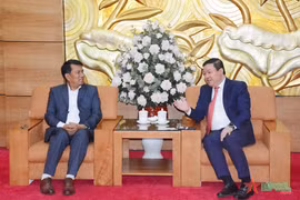Le vice-président de l’Union des organisations d’amitié du Vietnam (VUFO) Nguyên Ngoc Hung (à droite) recevant le président du Conseil népalais pour la paix et la solidarité (NPSC) et membre du Comité central du Parti communiste du Népal (marxiste-léniniste unifié) Rabindra Adhikari. Photo : qdnd.vn
