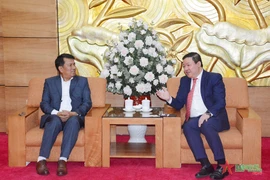 Le vice-président de l’Union des organisations d’amitié du Vietnam (VUFO) Nguyên Ngoc Hung (à droite) recevant le président du Conseil népalais pour la paix et la solidarité (NPSC) et membre du Comité central du Parti communiste du Népal (marxiste-léniniste unifié) Rabindra Adhikari. Photo : qdnd.vn