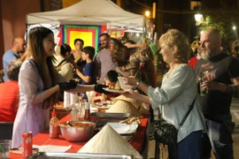 Le stand vietnamien au 16e Festival de la culture ethnique Bagnara attire les foules. Photo : VNA