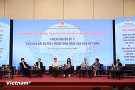 Les intervenants partagent leurs opinions lors de la session sur les Vietnamiens d’outre-mer et le développement de la haute technologie au Vietnam. Photo : VNA