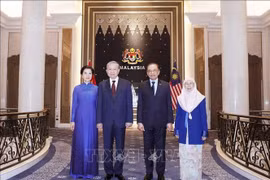 Le secrétaire général du Comité central du Parti communiste vietnamien Tô Lâm (deuxième à partir de la gauche) et son épouse (première à gauche) et le Premier ministre malaisien Anwar Ibrahim (deuxième à partir de la droite) et son épouse. Photo : VNA