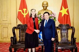 Le professeur Nguyên Xuân Thang, membre du Politburo, directeur de l’Académie nationale de politique Hô Chi Minh (HCMA) serre la main de la représentante résidente du PNUD au Vietnam, Ramla Khalidi, le 17 octobre. Photo : VNA