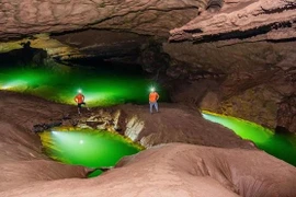 Le lac récemment découvert dans la grotte de Thung. Photo : znews.vn