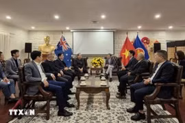 L’ambassadeur du Vietnam en Australie Pham Hung Tâm reçoit la délégation du Comité central du Front de la Patrie du Vietnam. Photo: VNA