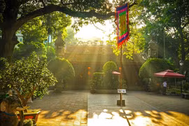 Matin d'automne au temple Quan Thanh à Hanoi. Photo : VNA