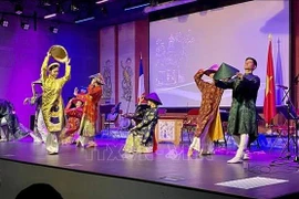 Une performance artistique lors de la célébration du 79e anniversaire de la Révolution d’août (19 août) et de la Fête nationale (2 septembre), en France Photo : VNA