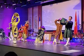 Une performance artistique lors de la célébration du 79e anniversaire de la Révolution d’août (19 août) et de la Fête nationale (2 septembre), en France Photo : VNA