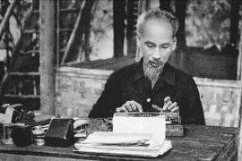 Le président Hô Chi Minh travaille dans le Viêt Bac pendant la guerre de résistance contre les Français. Photo d'archive: VNA