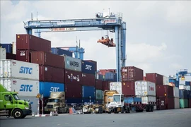 Manutention de conteneurs au port de Cat Lai, à Hô Chi Minh Ville. Photo : VNA