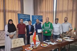 Les participants à une séance de travail entre l’ambassade du Vietnam en Algérie et la Chambre de commerce et d’industrie de Biskra posent pour une photo de groupe. Photo : VNA