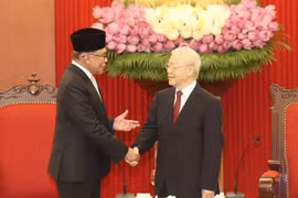 Le secrétaire général Nguyên Phu Trong (à droite) recevant le Premier ministre Anwar Ibrahim, à Hanoi, en juillet 2023. Photo : VNA