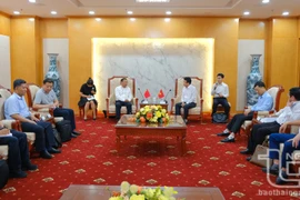 Des représentants du Comité populaire de la province de Thai Nguyên et du Comité nationale des affaires ethniques de Chine lors de la séance de travail. Photo : baothainguyen.vn