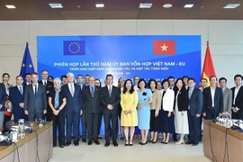 Les délégués vietnamiens et européens présents à la 5e réunion, à Hanoi, le 22 octobre. Photo : VNA