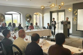 Le secrétaire du Comité du Parti de la province de Hai Duong, Trân Duc Thang, informe de la situation de développement socio-économique de Hai Duong. Photo : baohaiduong.vn