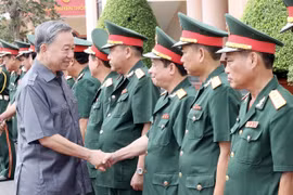 Le président Tô Lâm rend visite à la brigade du génie 25, à Vinh Long, dans le delta du Mékong, le 5 juillet. Photo : VNA 