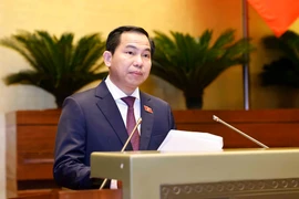 Le président de la Commission financière et budgétaire de l’Assemblée nationale, Lê Quang Manh présente un rapport d’explication sur le projet de résolution de l’Assemblée nationale sur le pilotage de mécanismes et de politiques spécifiques pour le développement de la province de Nghê An. Photo : VNA