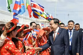 Cérémonie d’adieux du président de l’Assemblée nationale du Vietnam (ANV), Trân Thanh Mân, à l’aéroport international de Phnom Penh, au Cambodge, le 24 novembre. Photo : VNA