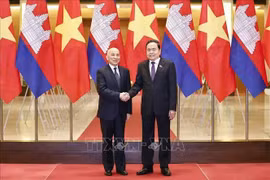 Le président de l’Assemblée nationale Trân Thanh Mân (à droite) et le roi du Cambodge Norodom Sihamoni se serrent la main, à Hanoi, le 28 novembre. Photo : VNA
