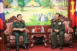 Le vice-Premier ministre lao et ministre de la Défense Chansamone Chanyalath (à droite) et le vice-ministre vietnamien de la Défense Hoàng Xuân Chiên, à Vientiane, le 10 octobre. Photo: VNA