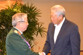 Le général Nguyen Chi Vinh rencontre les ministres singapourien et chinois de la Défense