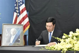 Le Vietnam rend hommage au sénateur américain John McCain