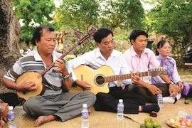 Écouter du đờn ca tài tử et contempler la lune sur le marais de Dông Hô