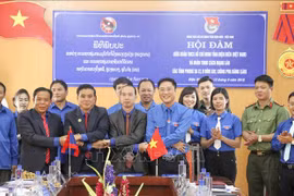 Echange amical entre les jeunes de Dien Bien et de trois provinces laotiennes