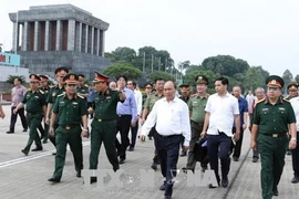 Le PM Nguyên Xuân Phuc inspecte l’entretien du mausolée du Président Hô Chi Minh