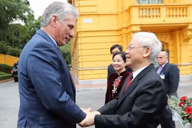 La visite du dirigeant cubain au Vietnam fait la une des médias