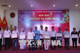 Les autorités de Hâu Giang et Soc Trang rencontrent les Viêt kiêu