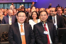 Poursuite des activités du vice-PM Vuong Dinh Hue à Davos