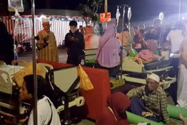 Séisme en Indonésie: au moins 98 morts, plus de 2.000 touristes évacués