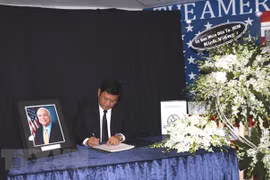 Ho Chi Minh-Ville rend hommage au sénateur américain John McCain