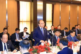 Le PM Nguyen Xuan Phuc rencontre des responsables de grandes sociétés financières japonaises