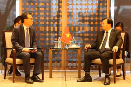 Le vice-Premier ministre Trinh Dinh Dung multiple ses rencontres à Séoul