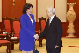 Le leader du PCV Nguyen Phu Trong reçoit l’ambassadrice cubaine