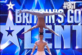 Deux acrobates vietnamiens brillent à Britain’s Got Talent