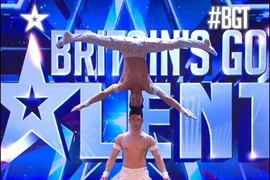 Deux acrobates vietnamiens brillent à Britain’s Got Talent