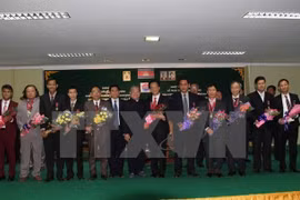 Le Cambodge offre des distinctions honorifiques aux diplomates et aux journalistes vietnamiens