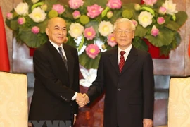 Entrevue entre le SG du Parti et président Nguyên Phu Trong et le roi cambodgien