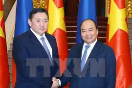 Le PM Nguyen Xuan Phuc reçoit le président du Grand Khoural d'État de la Mongolie